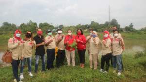  PDIP Tangsel dan Baguna saat lakukan penanaman pohon di tandon Serpong.