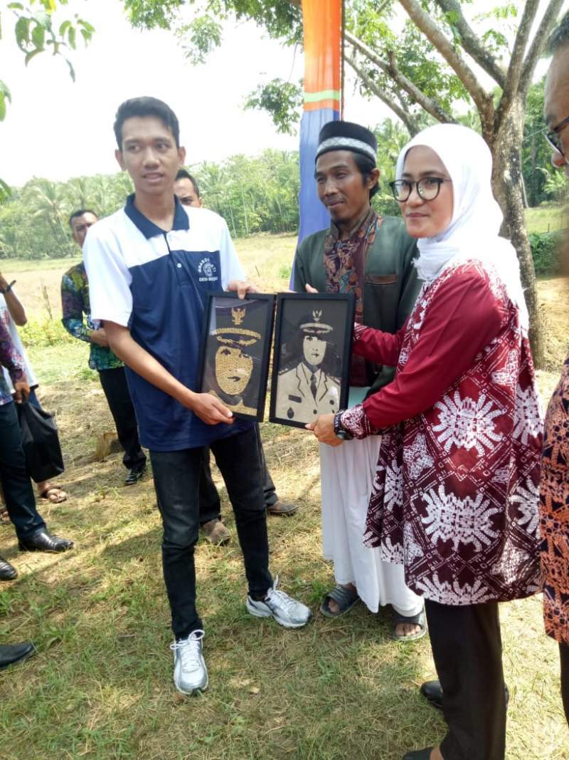Paguyuban Pemuda Desa Bejod Ciptakan Lukisan Pasir Dan Biji Padi