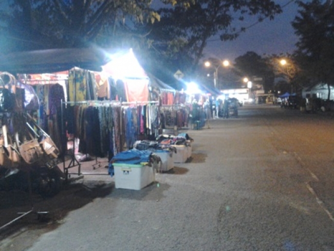 Lebak- Suasana pasar malam Jl hardiwinangun Lebak