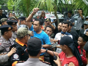 Puluhan Massa Tuntut Desclaimer Diselesaikan