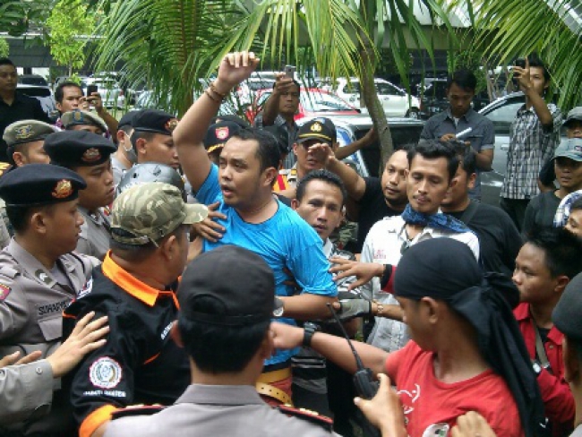 Puluhan Massa Tuntut Desclaimer Diselesaikan