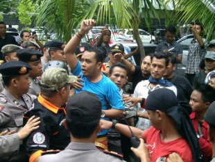 Puluhan Massa Tuntut Desclaimer Diselesaikan