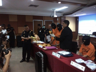 Okto Irianto dan Slamet Pribadi saat memperlihatkan barang bukti kepada wartawan, Selasa (24/2/2015).