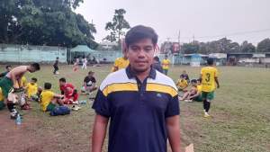  Ilham Pasau, pembina tim sepakbola DLA Gondrong Petir, Kota Tangerang.