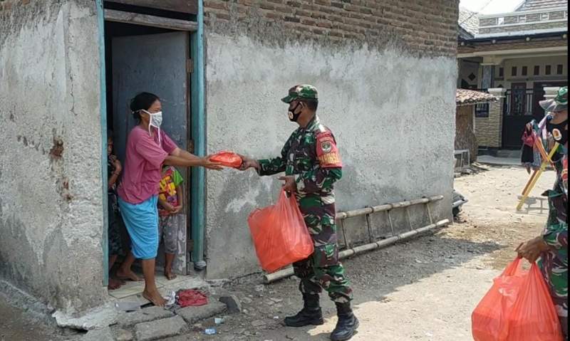 Peduli Warga Terdampak Covid 19, Koramil 01/ Teluknaga Bagikan Nasi Bungkus
