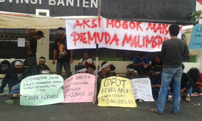 Kekurangan Zat Gula, Seorang Peserta Mogok Makan Pingsan