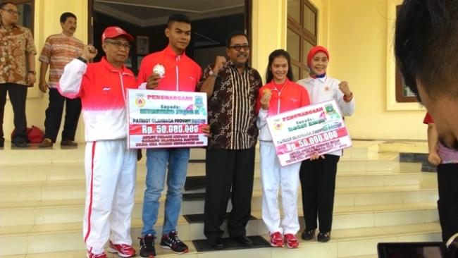 Rano Karno foto bersama 2 atlet peraih medali emas SEA Games