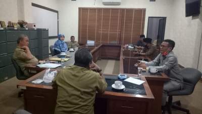 Komisi II DPRD Cilegon saat minta penjelasan Kadisnaker Kota Cilegon, Soeparman terkait polemik yang terjadi di internal dinasnya.&nbsp;