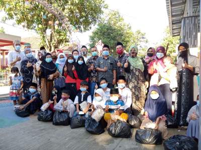 Peduli Sesama, Alumni SD 6 Angkatan 77 Santuni Anak Yatim dan Bagikan Sembako