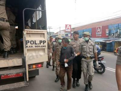 Petugas gabungan Polres Serang, Kodim 0602, Satpol PP, Dinas Sosial, dan Dinas Kesehatan Kabupaten Serang menggelar razia orang gila