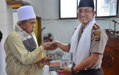 Kapolresta Tangerang Sholat Jumat Bareng Warga Budimulya