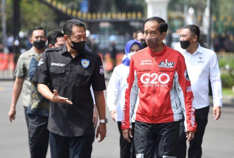 Ketua MPR RI dan Ketua Umum Ikatan Motor Indonesia (IMI) bersama Presiden Jokowi di Istana Negara, Jakarta.