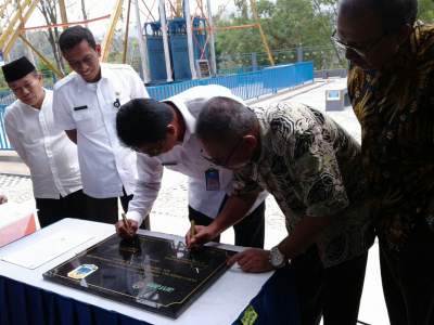 Penandatangan prasasti menandai diresmikannya Taman Derek di Cikotok, Lebak.