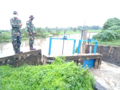 Pintu Air Sungai Jebol, Warga Pasar Kemis Hawatir Banjir
