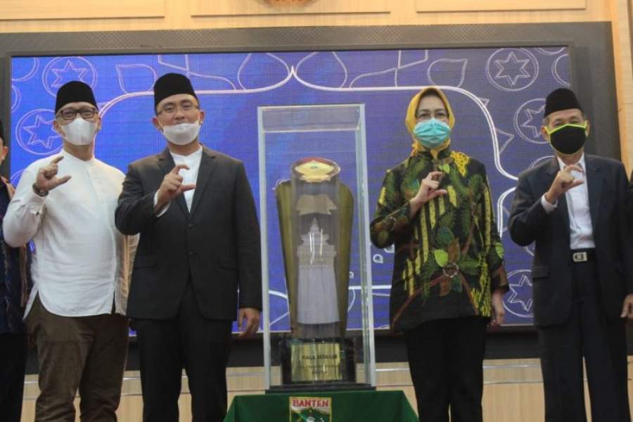 Tampak Wagub Andika Menyerahkan Piala MTQ Banten ke XVII 2020 kepada Walikota Tangsel Airin Rachmi Diany didampingi Plh Sekda Tangsel Bambang Noertjahyo