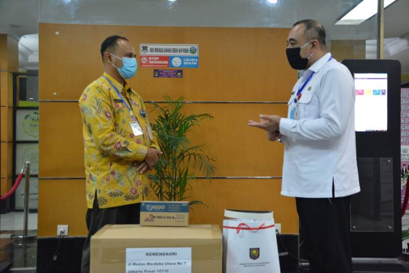 Zaki Terima Bantuan Penanganan Covid-19 Dari Kemendagri RI