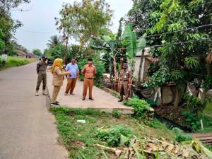 Khawatir Dipenuhi Bangli, Camat Sukamulya Tinjau Jalan Desa Benda