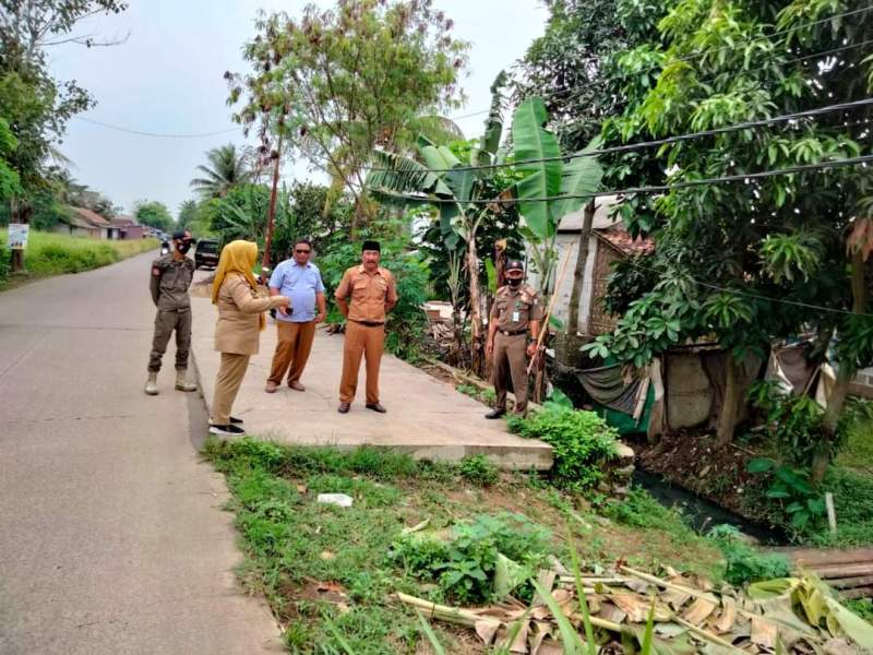 Khawatir Dipenuhi Bangli, Camat Sukamulya Tinjau Jalan Desa Benda
