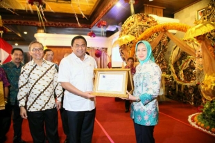 Lagi, Airin Terima Penghargaan Dari Mentri Perdagangan