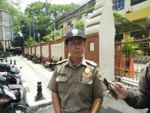 Sat Pol PP Banten Ingatkan PKL Jangan Jualan di  Bahu Trotoar