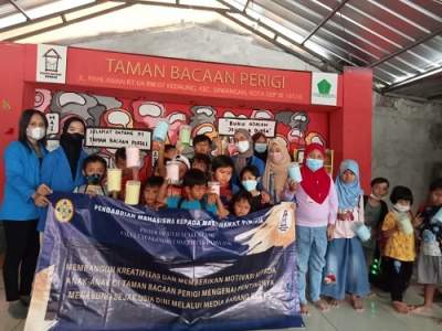 Belajar Menabung Menggunakan Celengan Target Bersama Mahasiswa Unpam