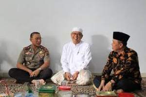 Ketua MUI Kabupaten Tangerang KH Uwes Nawawi (tengah) berbincang dengan Kapolresta Tangerang AKBP Sabilul Alif (kiri)