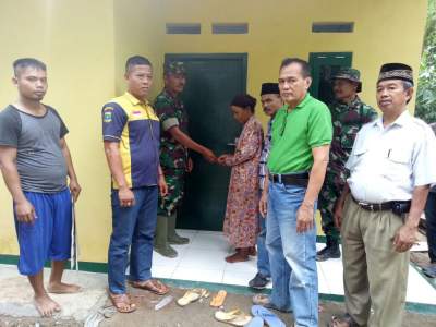 Pembangunan RTLH Rampung, Koramil Kopo Serahkan Kunci