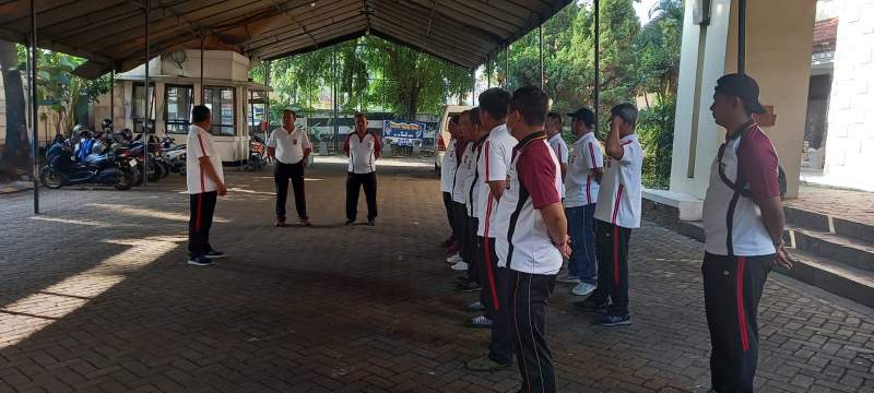 Polsek Panongan Bersih - bersih Tempat Ibadah