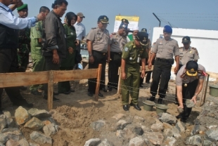 Kapolres Pandeglang saat melakukan peletakan batu pertama pada pembangunan Rumah Dinas Kasat Pol Air