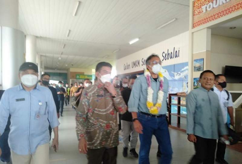 PJ Gubernur Ridwan Djamaludin Tiba di Babel Menggunakan Kaos Bertuliskan "Pulang Kampung"