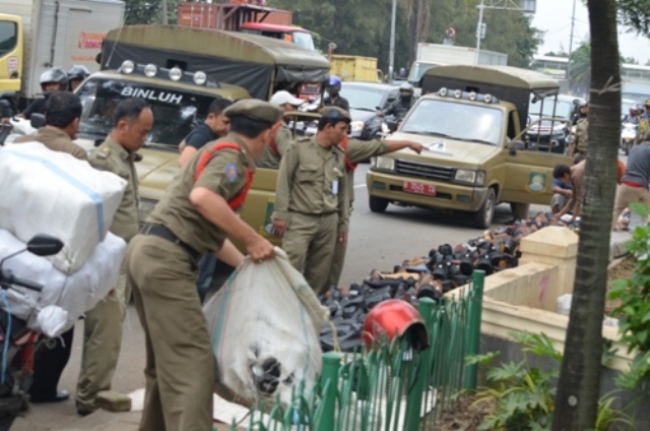 PKL Di Kecamatan Priuk Di Bongkar
