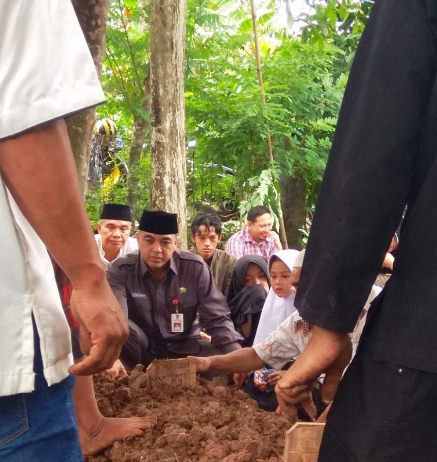  Bupati Tangerang Ahmad Zaki Iskandar menikuti prosesi pemakaman korban kecelakaan lalu lintas Muhammad Yogi Utomo.