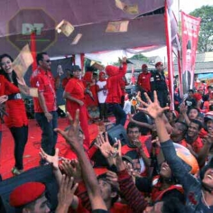 Kampanye PDI-P Diwarnai 'Saweran' Uang