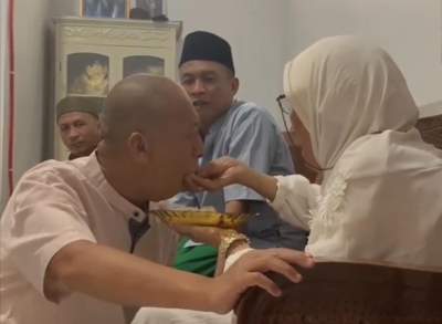 Momen Haru Semua Anak yang Sudah Dewasa Bersimpuh dan Disuapi Makan oleh Sang Ibu