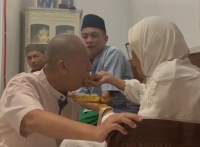 Momen Haru Semua Anak yang Sudah Dewasa Bersimpuh dan Disuapi Makan oleh Sang Ibu