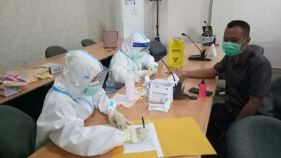 Ketua Komisi IV Erik Airlangga saat menjalani rapid test di Gedung DPRD Cilegon, Senin (14/9/2020).