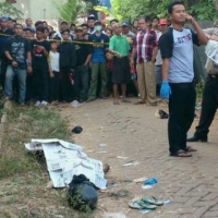 Mayat belum di ketahui identitasnya, setelah diangkat dari selokan