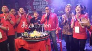 Hasto Kristiyanto, Walikota Tangsel, Airin Rachmi Diany dan jajaran PDIP Tangsel saat potong tumpeng HUT ke 47 PDIP.