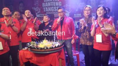 Hasto Kristiyanto, Walikota Tangsel, Airin Rachmi Diany dan jajaran PDIP Tangsel saat potong tumpeng HUT ke 47 PDIP.