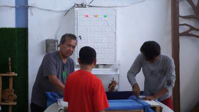 Suasana pelatihan reparasi sofa di Aula Pembinaan Kegiatan Kerja Lapas Kelas IIA Cilegon, Senin (11/7/2022).