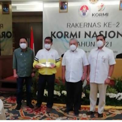 Dari kiri, Zulfikar Muharrami (Ketua KORMI Palembang mewakili Ketua KORMI Sumsel), Deputi Kemenpora bidang Pembudayaan Olaharaga, Hayono Isman (Ketua Umum KORMI ) Samuel Samson (Ketua Panitia Fornas)