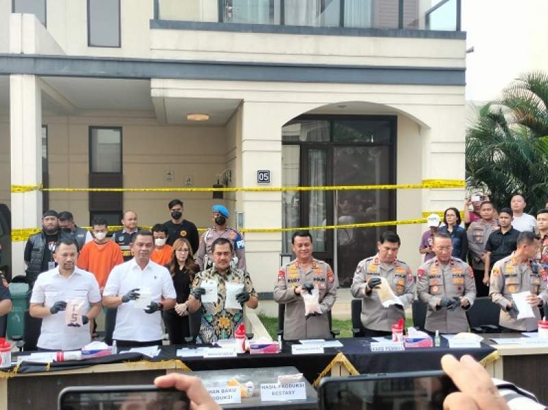 Polisi Grebek Rumah Pabrik Ekstasi di Sindang Jaya
