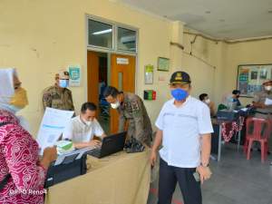 Camat Cisoka Door to Door Himbau Warganya untuk Divaksin