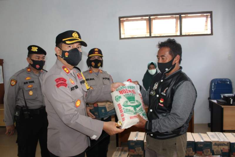 Kapolres Pematang Siantar Bagi Sembako untuk Warga Kurang Mampu