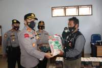 Kapolres Pematang Siantar Bagi Sembako untuk Warga Kurang Mampu