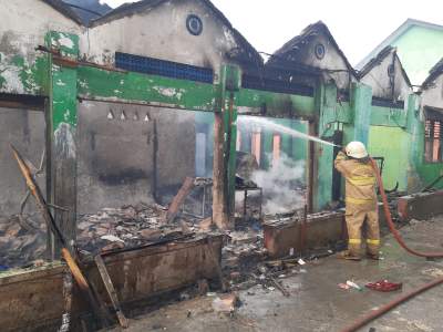 Damkar Pos Kronjo Tangani Kebakaran PonPes Mutiara Bangsa di Gunung Kaler