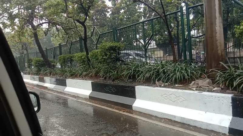 Proyek Pengecatan Median Jalan di Cikokol Picu Kemacetan Panjang