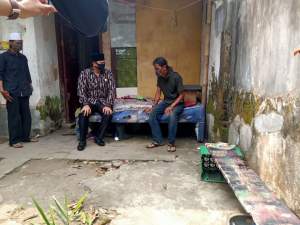 Ketua DPRD Kota Serang Budi Rustandi saat mengunjungi rumah Almarhum Yuli