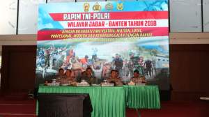 Rapim pengamanan pilkada di Gedung Graha Tirta Siliwangi, Bandung.