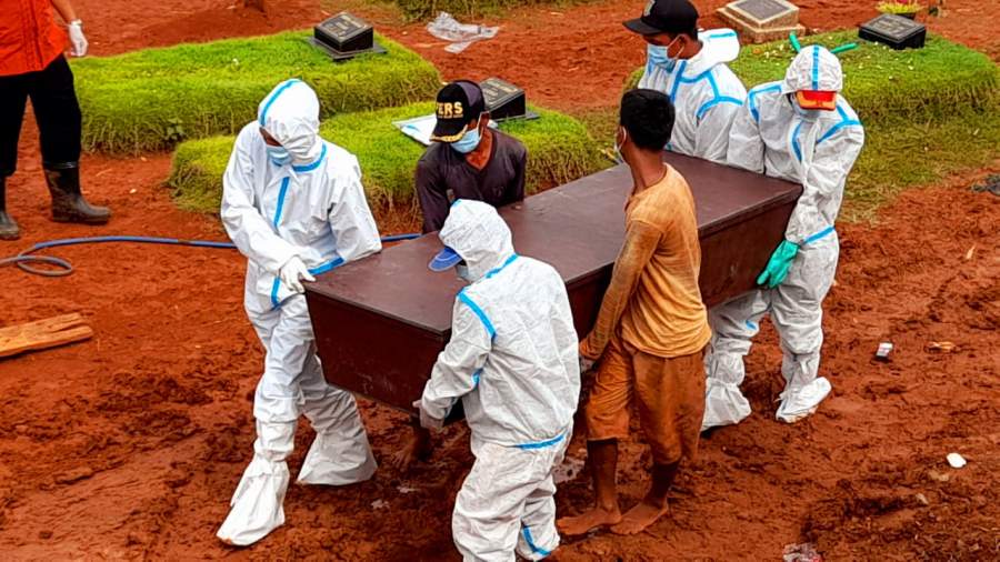  Petugas TPU Jombang saat memakamkan jenazah korban Covid-19.